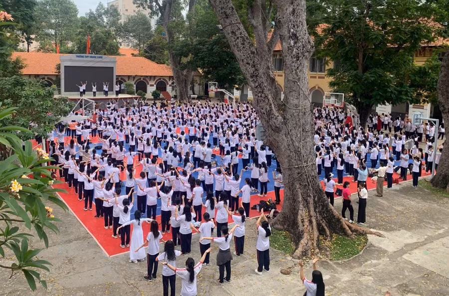 Học sinh Trường THPT Marie Curie tập luyện cho hoạt động đồng diễn dân vũ áo dài.