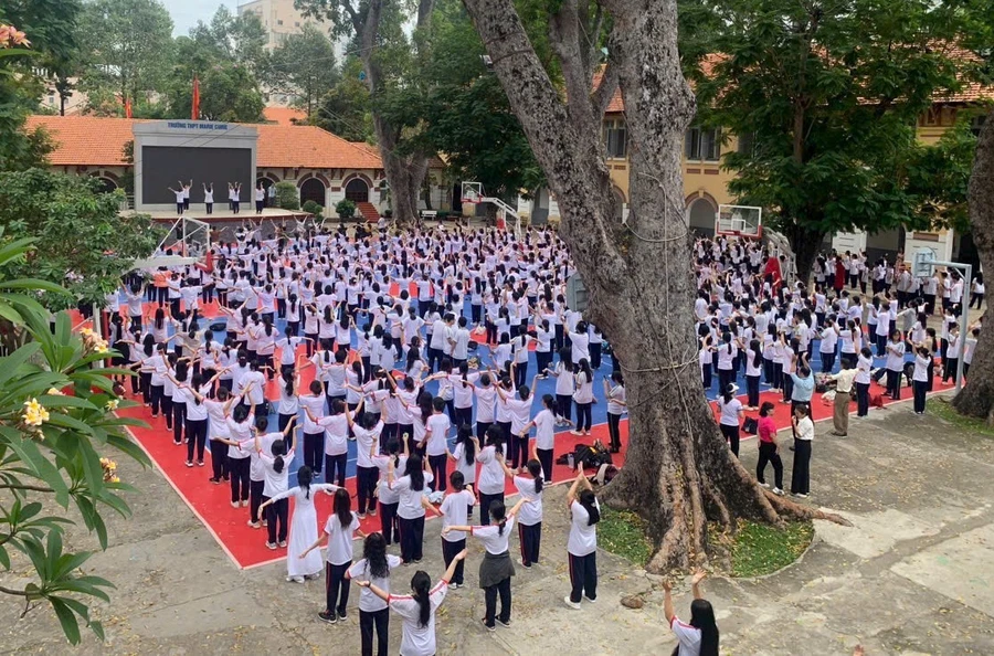 Học sinh Trường THPT Marie Curie tập luyện cho hoạt động đồng diễn dân vũ áo dài.