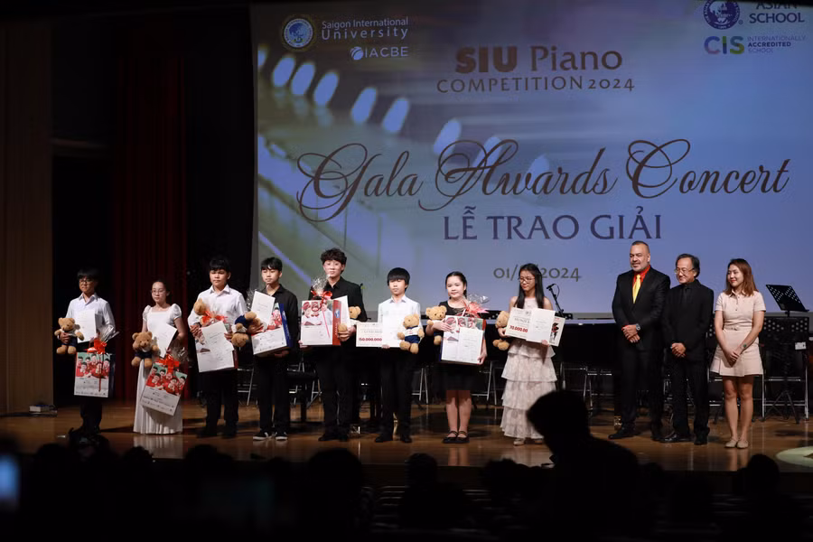 Thí sinh bảng A nhóm Chuyên nghiệp nhận giải.jpg