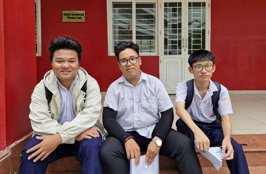 Thi sinh đến điểm thi Trường THCS Âu Lạc từ rất sớm. thi-tot-nghiep-thpt-1.jpg