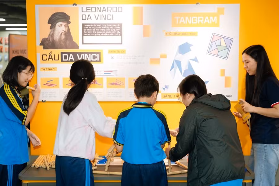 Học sinh trải nghiệm tại khu vực Science &amp; Engineering Lab.