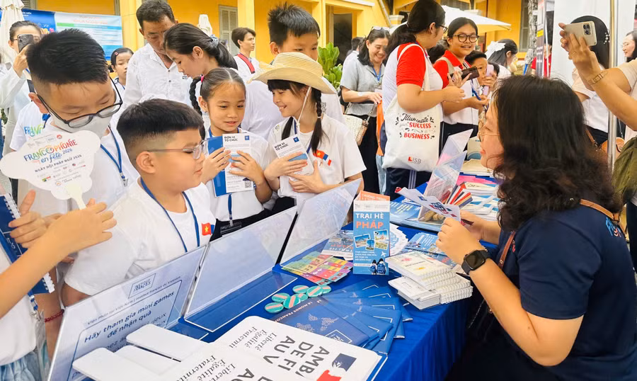 Học sinh tìm hiểu tại các gian hàng.