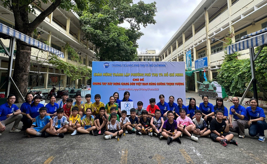 Học sinh, giáo viên Trường Tiểu học Phú Thọ hào hứng với hoạt động ngày đi bộ chào mừng thành lập phường Phú Thọ.
