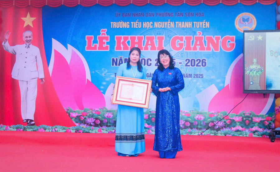 Bà Trương Lê Mỹ Ngọc, Bí thư Đảng ủy, Chủ tịch HĐND phường Tân Sơn Hòa trao bằng khen của Thủ tướng Chính phủ cho Trường Tiểu học Nguyễn Thanh Tuyền.