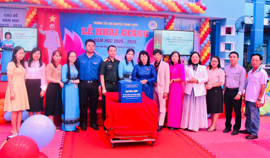 Ban Giám hiệu nhà trường cùng các đại biểu quyên góp ủng hộ người dân bị ảnh hưởng bởi lũ lụt. khai-giang-2.jpg