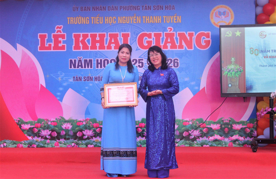 Bà Đặng Thị Mỹ Dung nhận danh hiệu chiến sĩ thi đua toàn TPHCM. khai-giang-nam-hoc-moi-6-4405.jpg