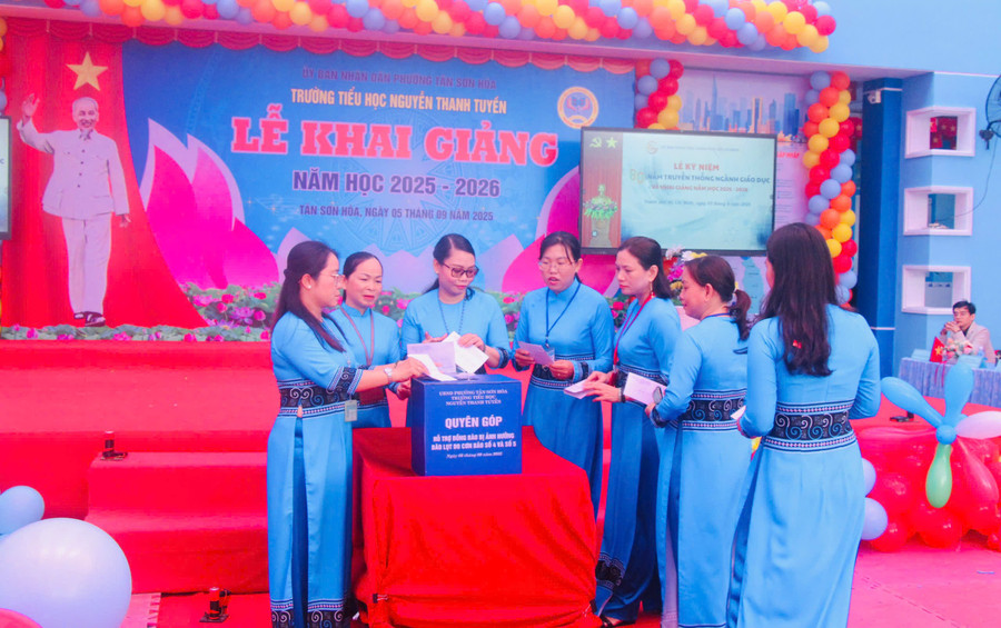 Giáo viên Trường Tiểu học Nguyễn Thanh Tuyền quyên góp ủng hộ người dân bị ảnh hưởng bởi lũ lụt. khai-giang-nam-hoc-moi-6.jpg
