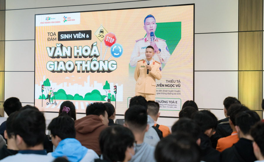 Thiếu tá Nguyễn Ngọc Vũ chia sẻ về văn hóa giao thông cho sinh viên.