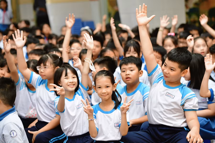 Học sinh Trường Tiểu học Trần Hưng Đạo tại buổi giao lưu sáng nay.