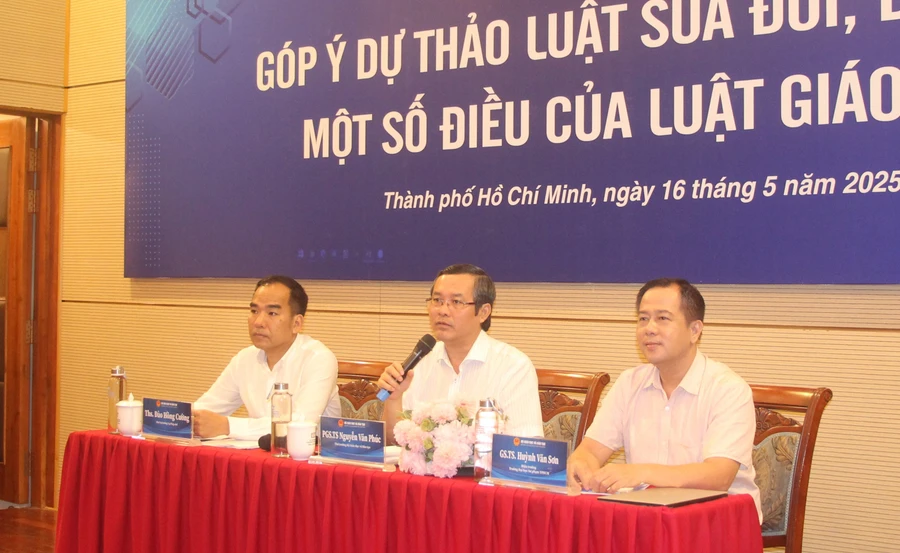 Lãnh đạo Bộ GD&ĐT, Vụ Pháp chế và Trường Đại học Sư phạm TPHCM điều hành hội thảo.