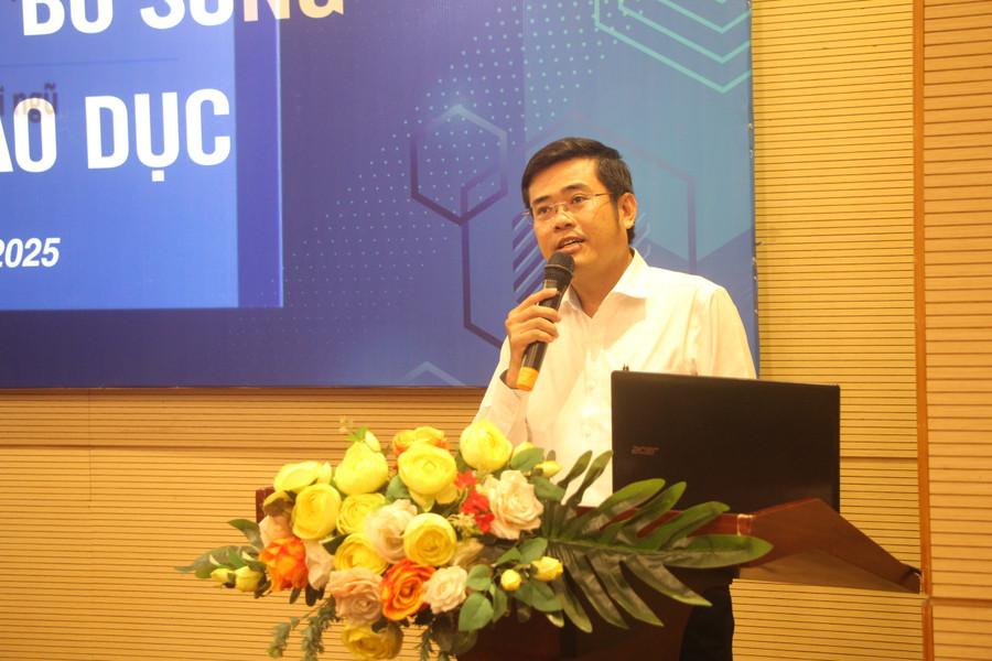 Ông Nguyễn Minh Hoàng đóng góp ý kiến tại hội thảo. sua-doi-du-thao-luat-giao-duc-2.jpg
