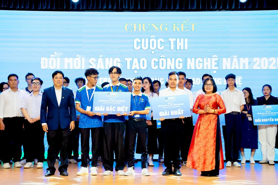 Với phần thi ấn tượng, sản phẩm mang tính công nghệ đột phá sinh viên Văn Hiến xuất sắc đạt giải Đặc biệt và giải Nhất cuộc thi. 4.jpg