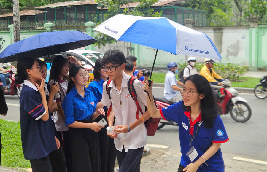 Thí sinh đến điểm thi Trường THPT Trưng Vương để thi môn Toán. tot-nghiep-thpt-1.jpg