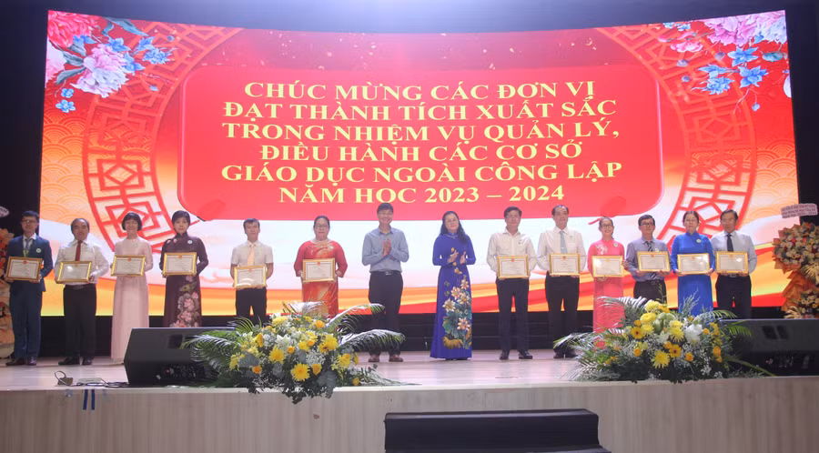 Các tập thể nhận khen thưởng từ Sở GD&ĐT TPHCM.