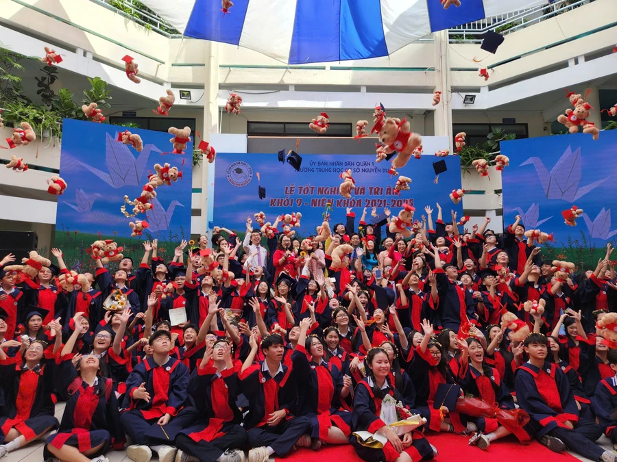 Học sinh Trường THCS Nguyễn Du rạng rỡ ngày tốt nghiệp.