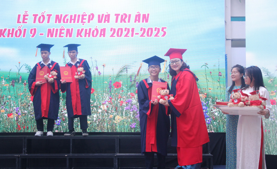 Bà Nguyễn Đoan Trang trao bằng tốt nghiệp cho học sinh. tri-an-va-truong-thanh-2.jpg