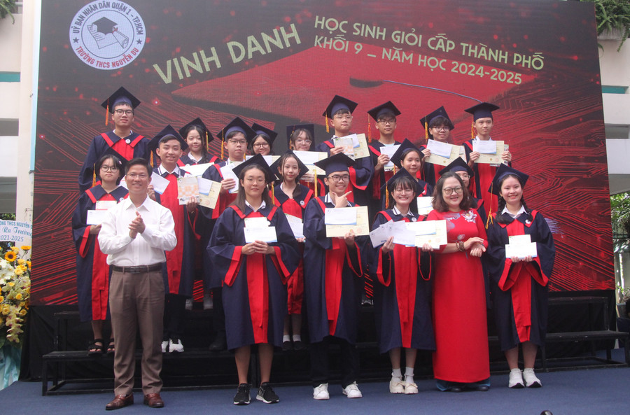 Học sinh giỏi cấp thành phố khối 9 được vinh danh tại buổi lễ. tri-an-va-truong-thanh-1.jpg