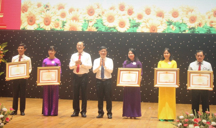 Thứ trưởng Phạm Ngọc Thưởng và ông Võ Văn Minh trao Bằng khen của Thủ tướng Chính phủ cho các tập thể đạt thành tích. tong-ket-nam-hoc-tphcm-3.jpg