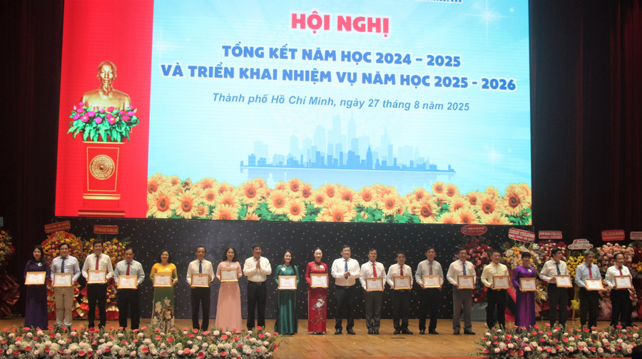 Các tập thể được tặng danh hiệu tập thể lao động xuất sắc. tong-ket-nam-hoc-tphcm-4.jpg