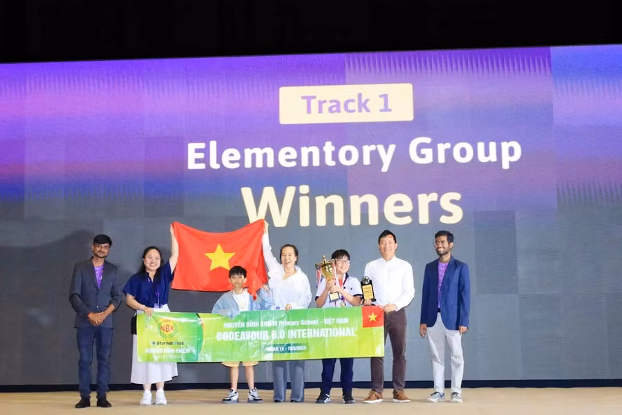 Ban tổ chức trao giải Nhất bảng tiểu học cho đội thi đến từ Việt Nam.