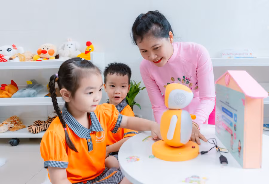 Trẻ Trường mầm non Tân Phong (phường Tân hưng, TPHCM) trải nghiệm tại Thư viện số của trường.