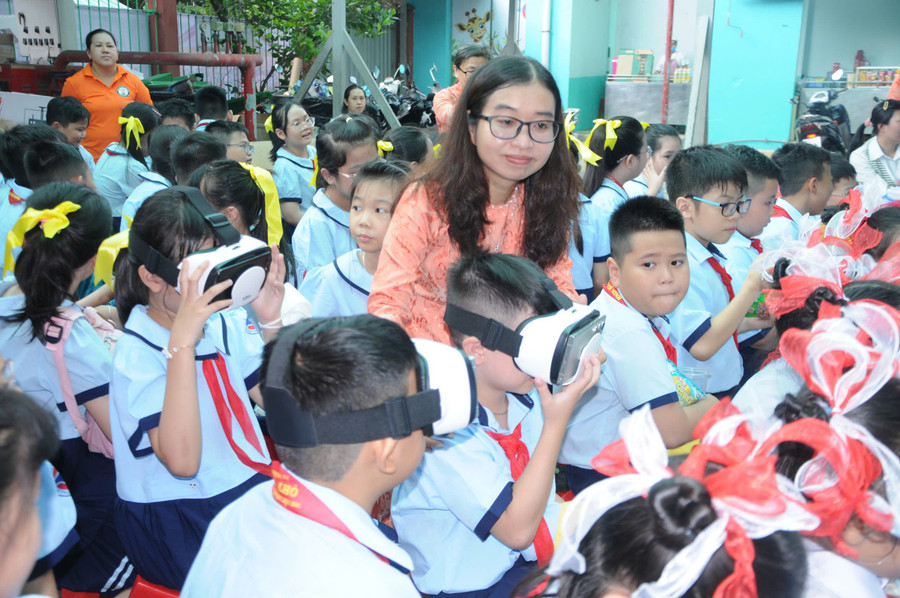Học sinh Trường Tiểu học Phú Thọ (phường Phú Thọ, TPHCM) trải nghiệm thiết bị thực tế ảo. dai-hoi-dang-bo-tphcm-2025-3.jpg
