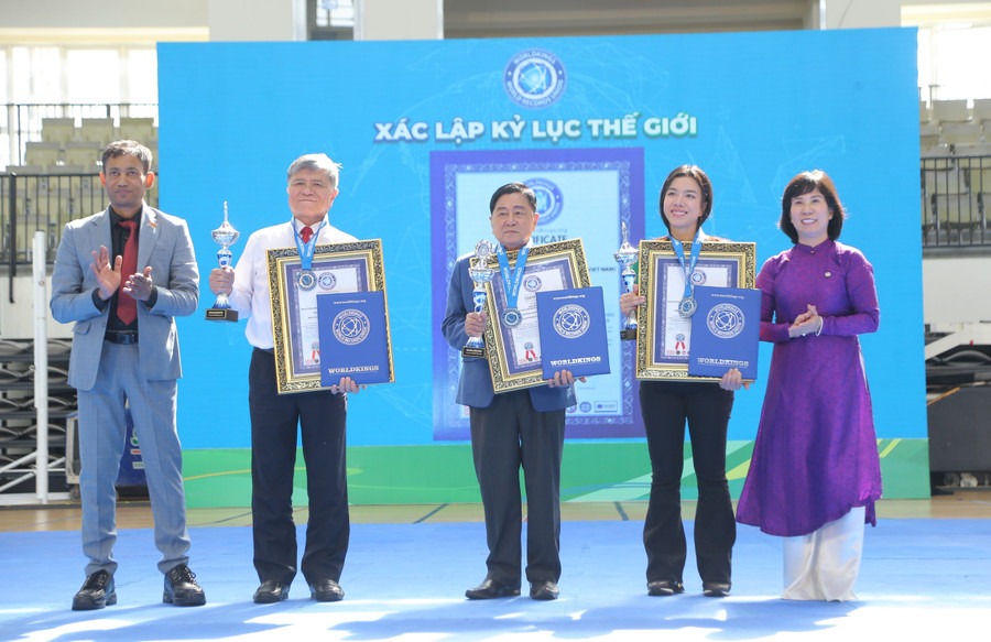 Đại diện Liên đoàn Kỷ lục Thế giới trao giấy chứng nhận kỷ lục thế giới, huy chương và cúp cho các đơn vị.