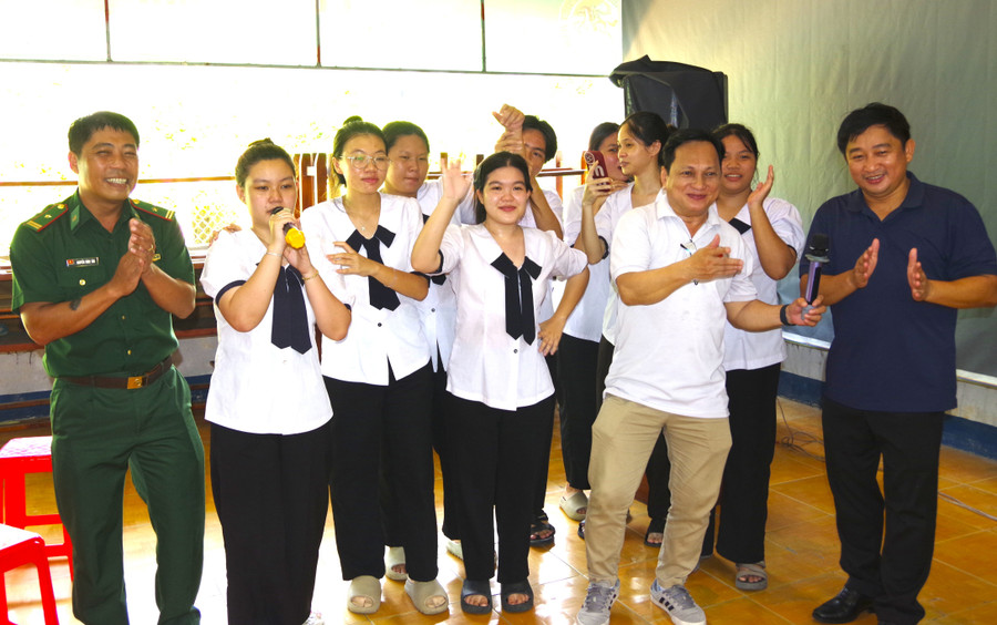 Nhà tài trợ và lực lượng Bộ đội Biên phòng trao kinh phí hỗ trợ các thí sinh. anh-6.jpg