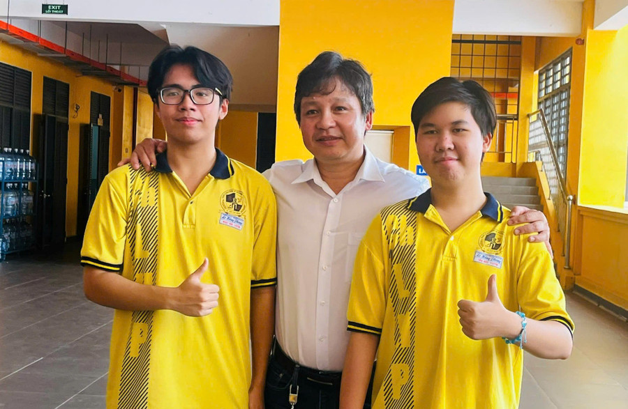 Nguyễn Tấn Đức và Hà Nhật Bảo cùng thầy giáo hướng dẫn nghiên cứu dự án Đỗ Quốc Anh Triết. giang-day-ai-2.jpg