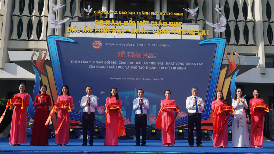 Nghi thức cắt băng khai mạc triển lãm "50 năm đổi mới giáo dục: Dấu ấn thời đại - khát vọng tương lai của ngành GD&ĐT TPHCM".