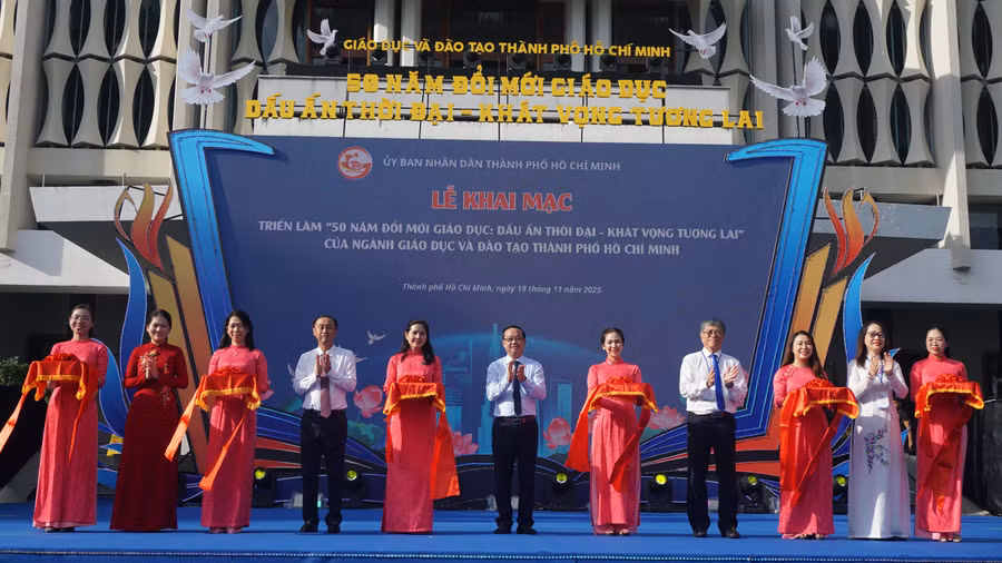 Nghi thức cắt băng khai mạc triển lãm "50 năm đổi mới giáo dục: Dấu ấn thời đại - khát vọng tương lai của ngành GD&ĐT TPHCM".