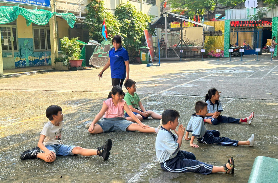 Giờ hoạt động của học sinh Trường Tiểu học Phú Thọ trong dịp hè 2025. mo-cua-truong-he.jpg