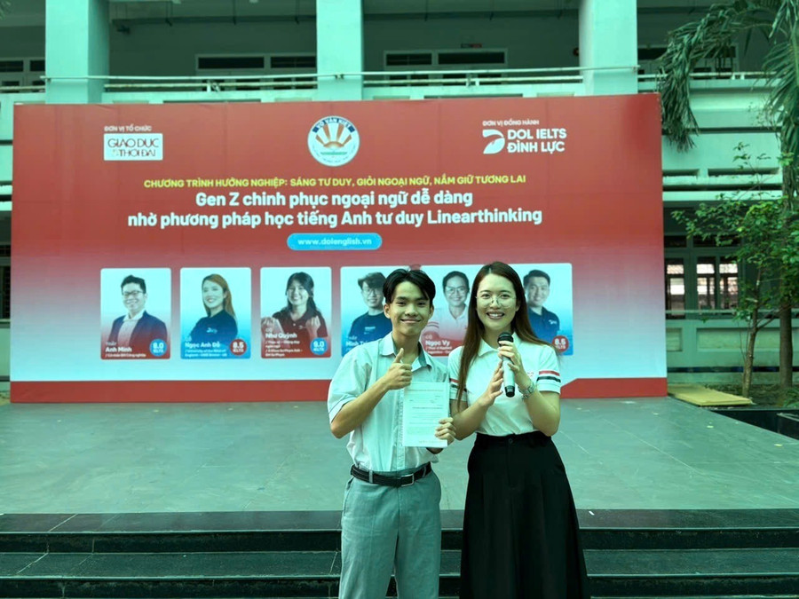 Học sinh THPT Võ Văn Kiệt chụp ảnh cùng diễn giả. 1.jpg