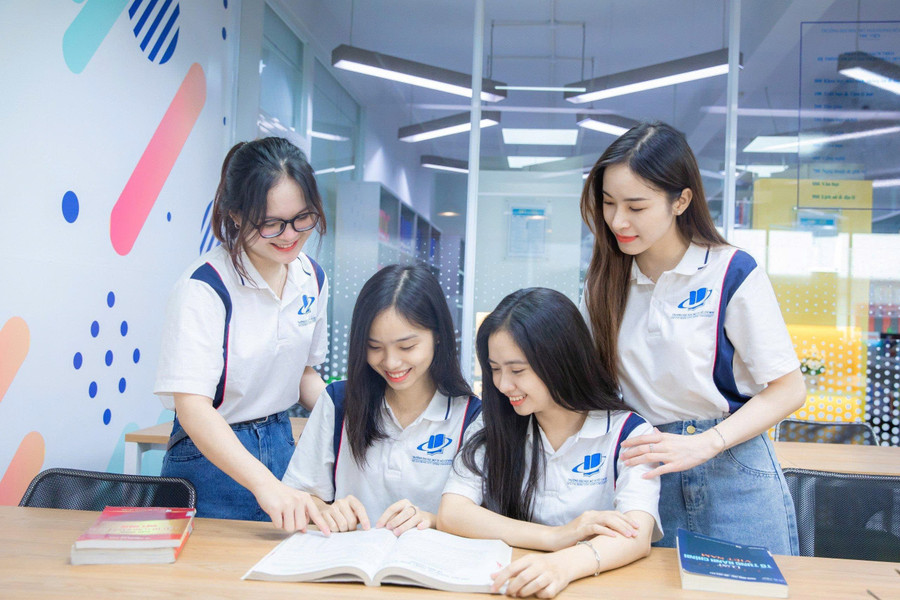 Theo Thạc sĩ Dương Nhật Linh, nếu sinh viên có đam mê với sinh học và muốn ứng dụng kiến thức đó để giải quyết các vấn đề thực tiễn, đây sẽ là ngành học giúp bạn không chỉ tìm được việc làm, mà còn làm chủ “cuộc chơi công nghệ” trong thế kỷ 21. dai-hoc-mo2.jpg