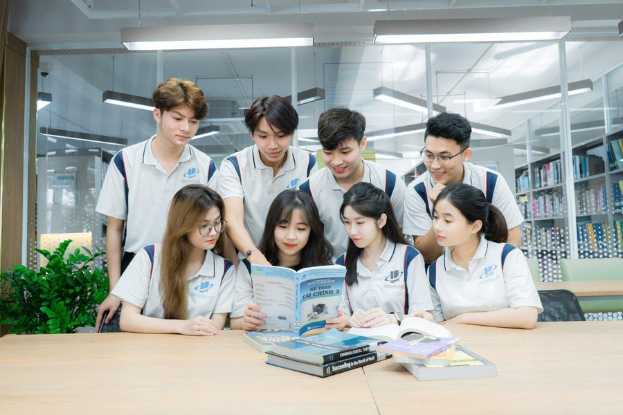 Theo Thạc sĩ Dương Nhật Linh, chương trình đào tạo của trường được thiết kế theo hướng giúp sinh viên chủ động tiếp cận kiến thức thay vì chỉ thụ động tiếp nhận. dai-hoc-mo33.jpg