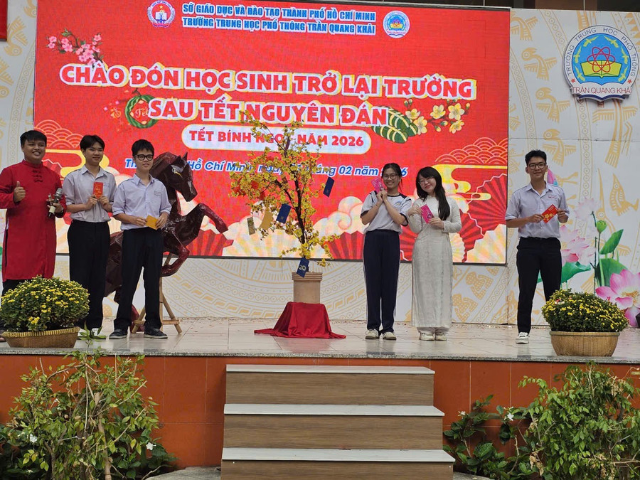 Học sinh Trường THPT Trần Quang Khải hào hứng với hoạt động hái lộc đầu Xuân.