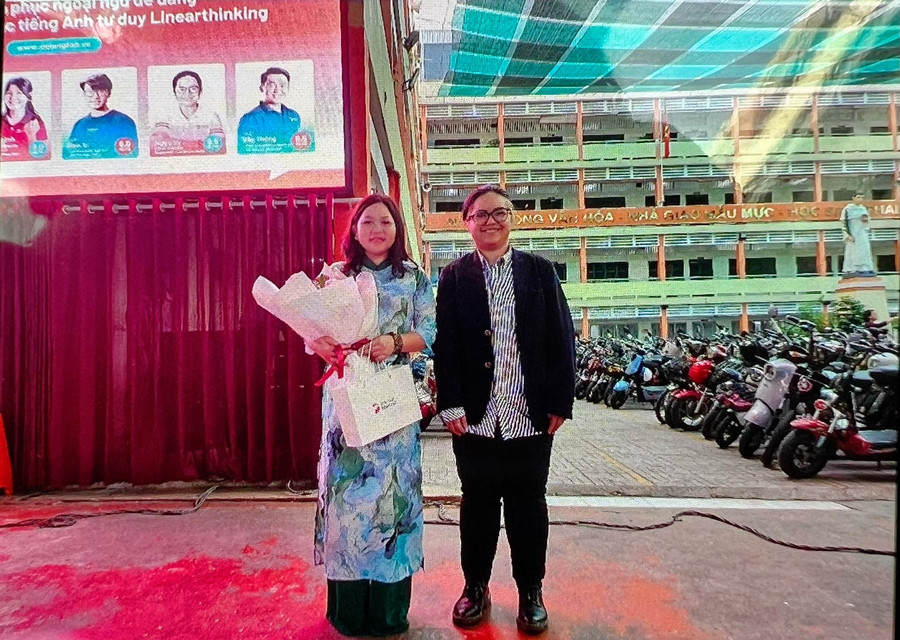 Cô Tô Ngọc Vy - đại diện DOL English gửi tặng món quà tới BGH nhà trường. 1.png