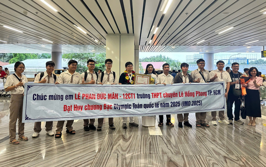Ban Giám hiệu cùng học sinh Trường THPT chuyên Lê Hồng Phong chào đón Lê Phan Đức Mân ngay khi về đến sân bay Tân Sơn Nhất. hoc-sinh-dat-om-lym-pic-quoc-te-4.jpg
