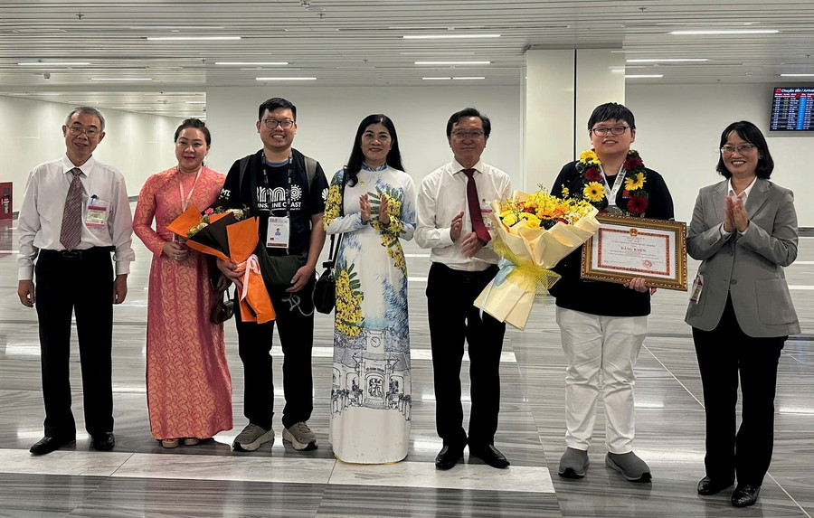 Phó Chủ tịch UBND TPHCM Trần Thị Diệu Thuý cùng lãnh đạo Sở GD&ĐT và các thầy cô chúc mừng và tặng bằng khen cho em Lê Phan Đức Mân đạt huy chương Bạc Olympic Toán quốc tế.