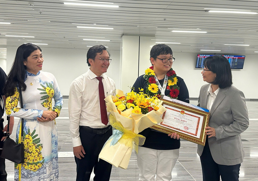 Bà Trần Thị Diệu Thúy chúc mừng và động viên Lê Phan Đức Mân. hoc-sinh-dat-om-lym-pic-quoc-te-1.jpg