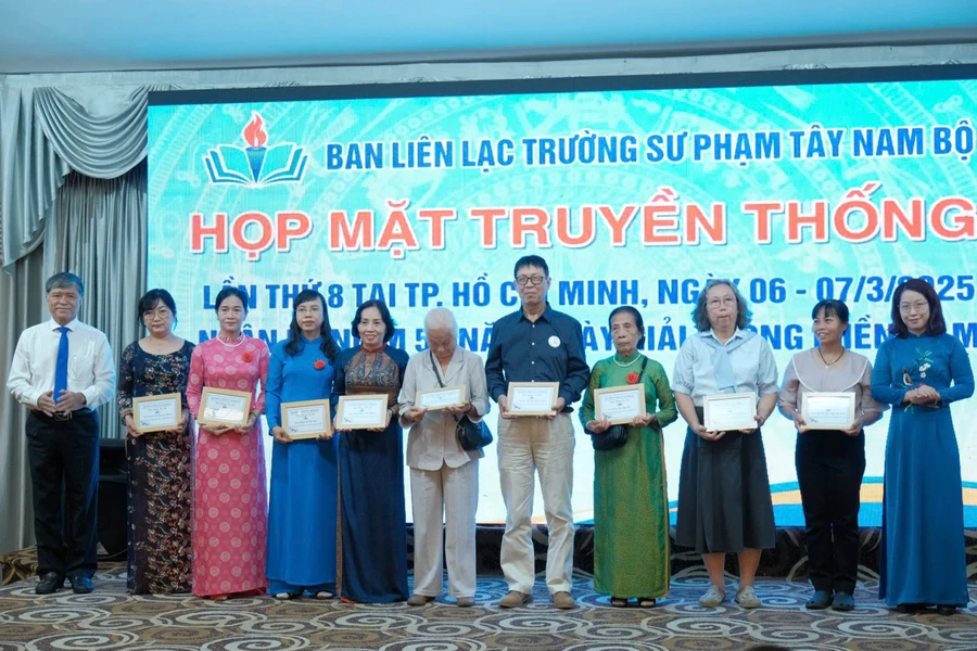 Buổi họp mặt truyền thống của nhiều thế hệ thầy trò Trường Sư phạm Tây Nam Bộ để lại nhiều cảm xúc qua những câu chuyện kể về truyền thống của ngôi trường huyền thoại.