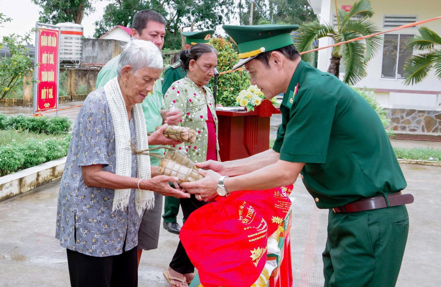 BĐBP TP Cần Thơ tặng quà cho các hộ dân có hoàn cảnh khó khăn.