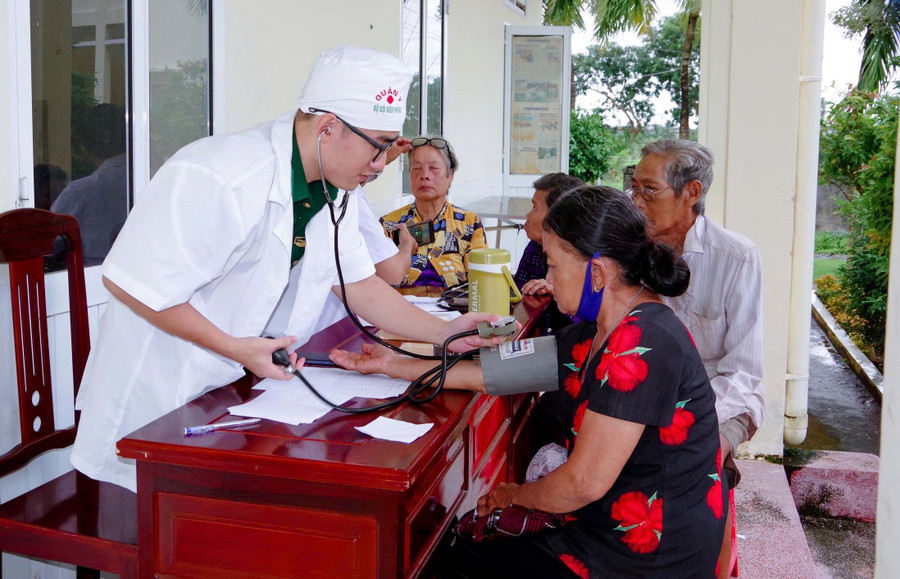 Lực lượng Biên phòng khám bệnh, cấp thuốc cho người nghèo khu vực biên giới biển TP Cần Thơ. xoa-doi-giam-ngheo-2.jpg