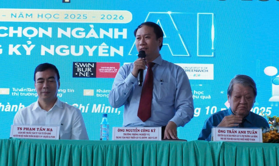 Chuyên gia tư vấn tham gia chương trình tư vấn hướng nghiệp. huong-nghiep1.jpg