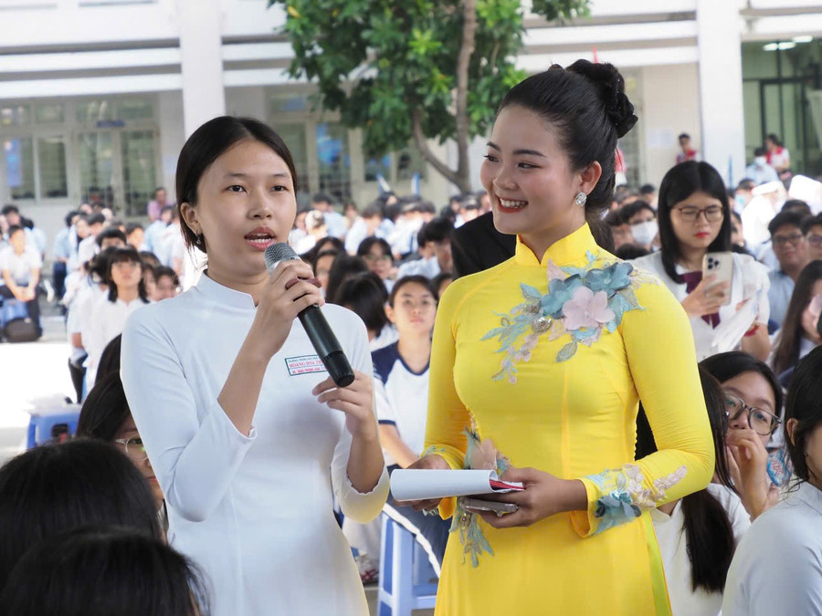 Học sinh đặt câu hỏi tại chương trình tư vấn hướng nghiệp.