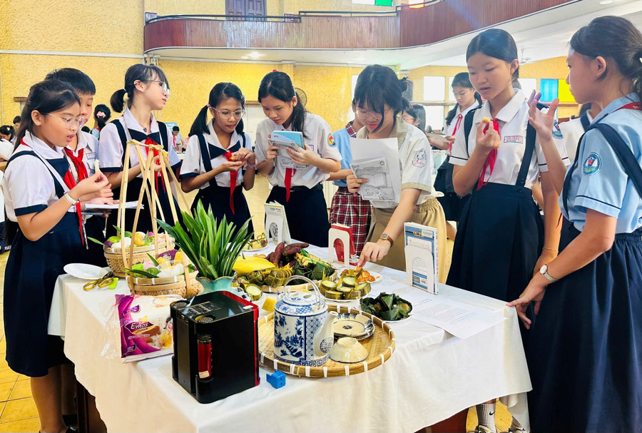 Học sinh tìm hiểu các loại bánh dân gian tại góc "Ẩm thực Sài Gòn - Những ấn tượng khó phai".