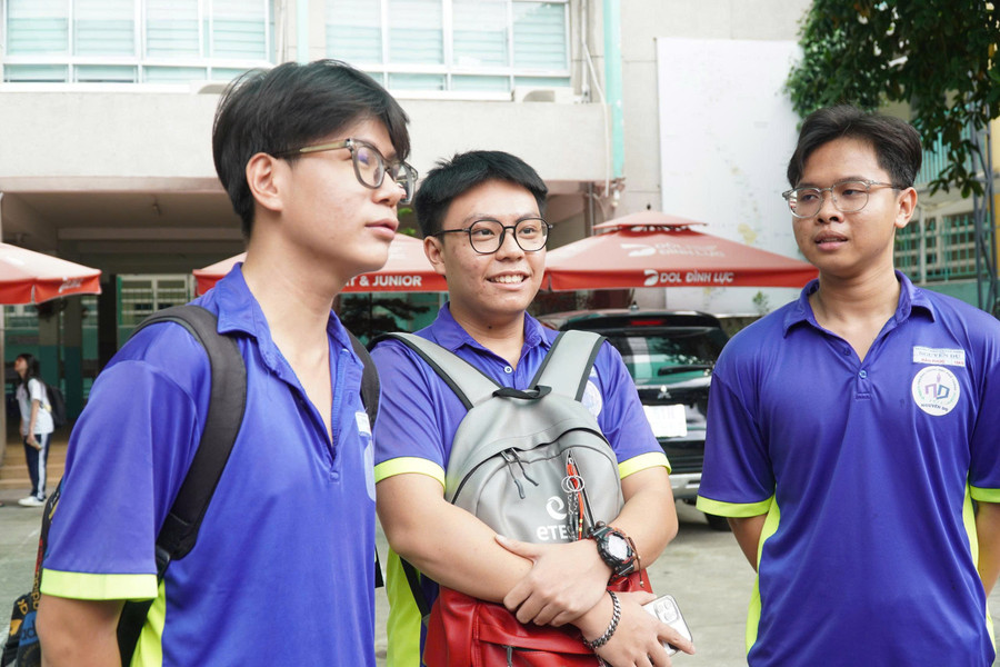 Thí sinh tại điểm thi Trường THCS Nguyễn Tri Phương phấn khởi sau khi kết thúc môn Ngữ văn. thi-tot-nghiep.jpg