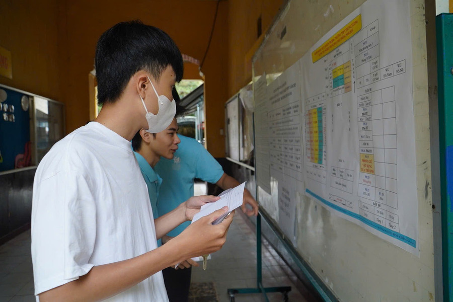 Thí sinh tại điểm thi Trường THPT Trưng Vương xem lại sơ đồ phòng thi. thi-tot-nghiep-2025.jpg