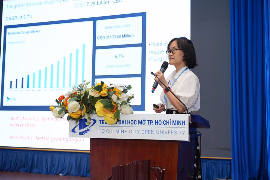 Diễn giả chia sẻ tại hội thảo. Ảnh: NTCC