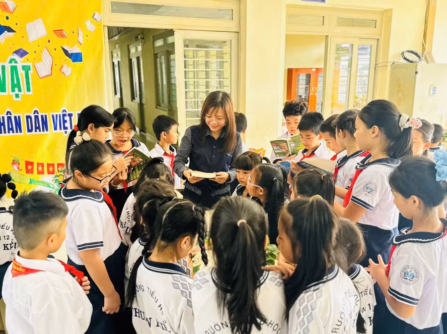 Hoạt động triển lãm số và trưng bày sách, hiện vật của Trường Tiểu học Thuận Kiều (phường Đông Hưng Thuận, TPHCM)